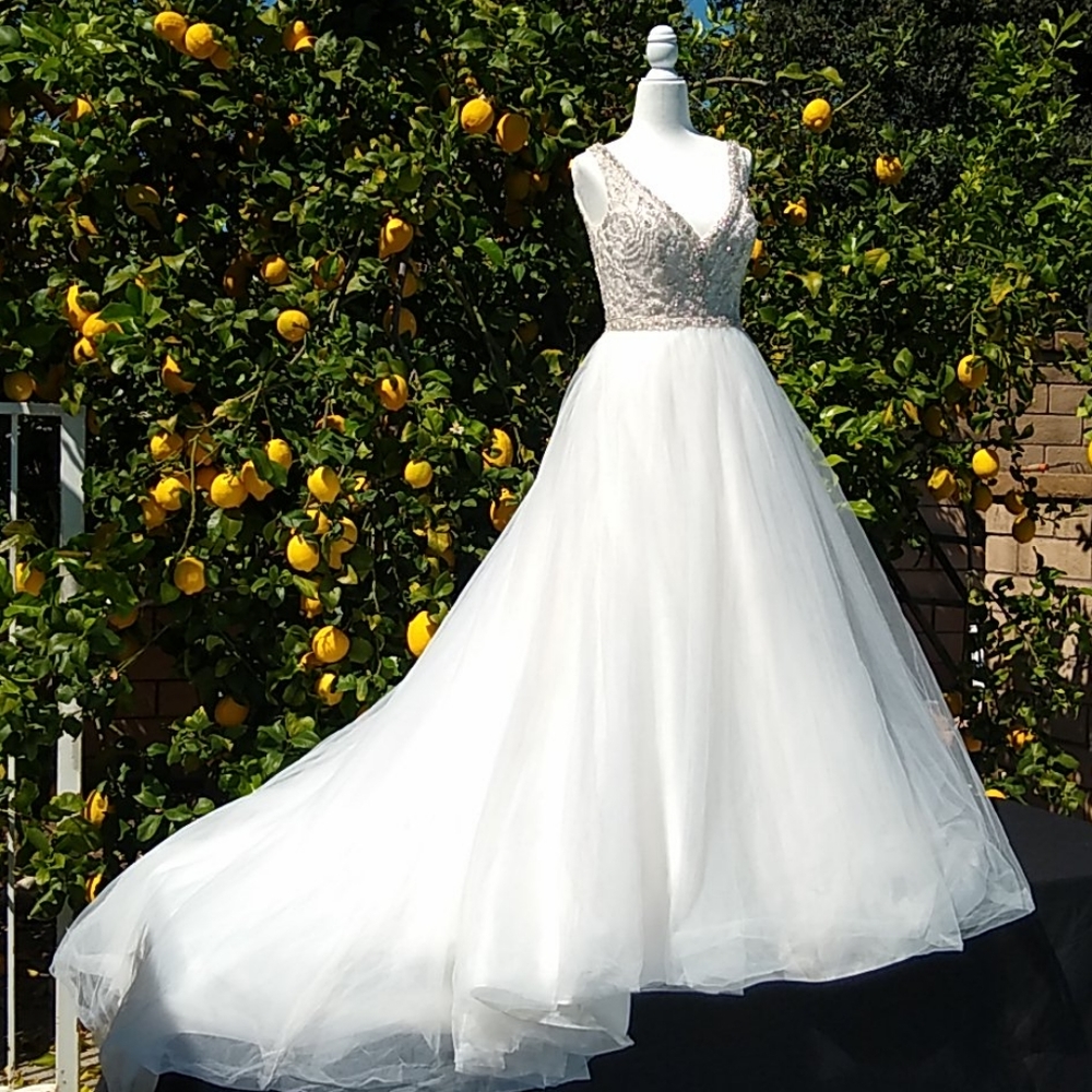 V-Neck/Jeweled Bodice w/Tulle Skirt Weddin…